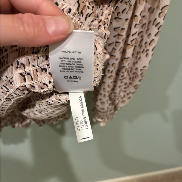 Express Ruffled Leopard Print Blouse - Picture 4 of 5